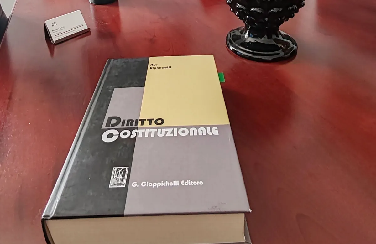 Studio Legale Cuccuru: un manuale di diritto costituzionale sulla scrivania dello studio